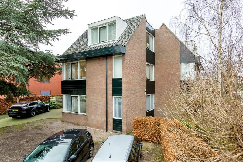 Meerjarig verhuurd, bovenste verdieping van het kantoorpand gelegen aan de Boslaan 4 in Hoofddorp